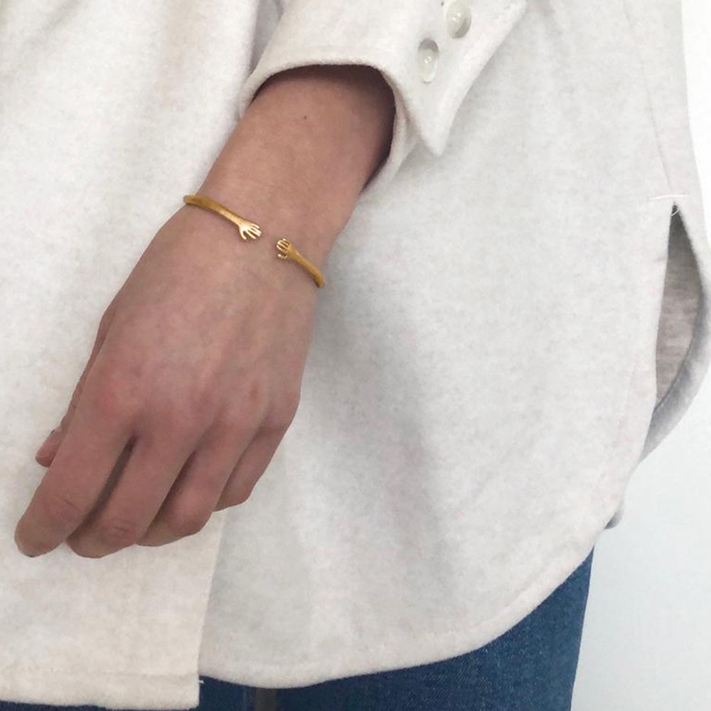 18Kt Yellow Gold Adjustable Hug Hands Women's Bangle Bracelet