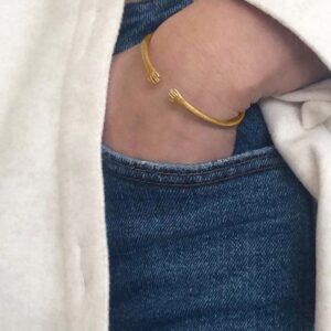18Kt Yellow Gold Adjustable Hug Hands Women's Bangle Bracelet