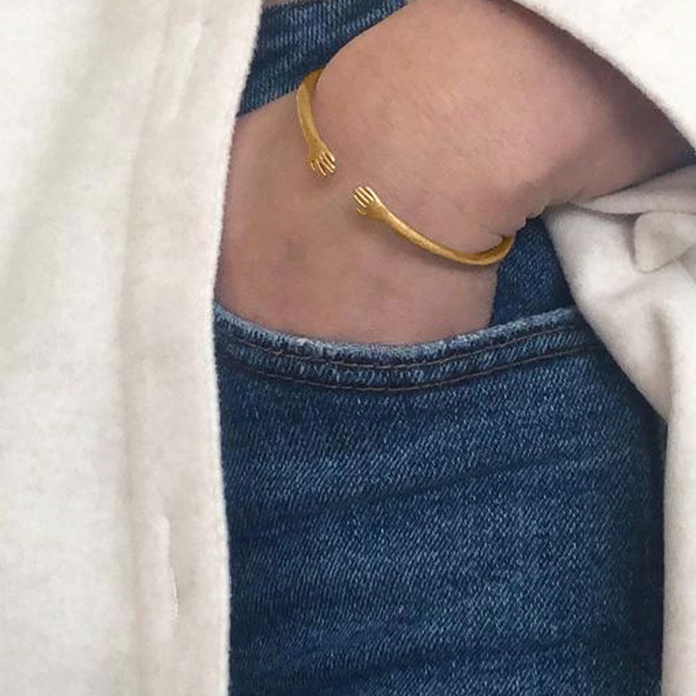 18Kt Yellow Gold Adjustable Hug Hands Women's Bangle Bracelet