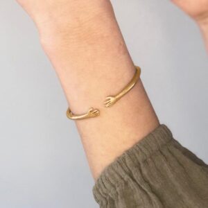 18Kt Yellow Gold Adjustable Hug Hands Women's Bangle Bracelet