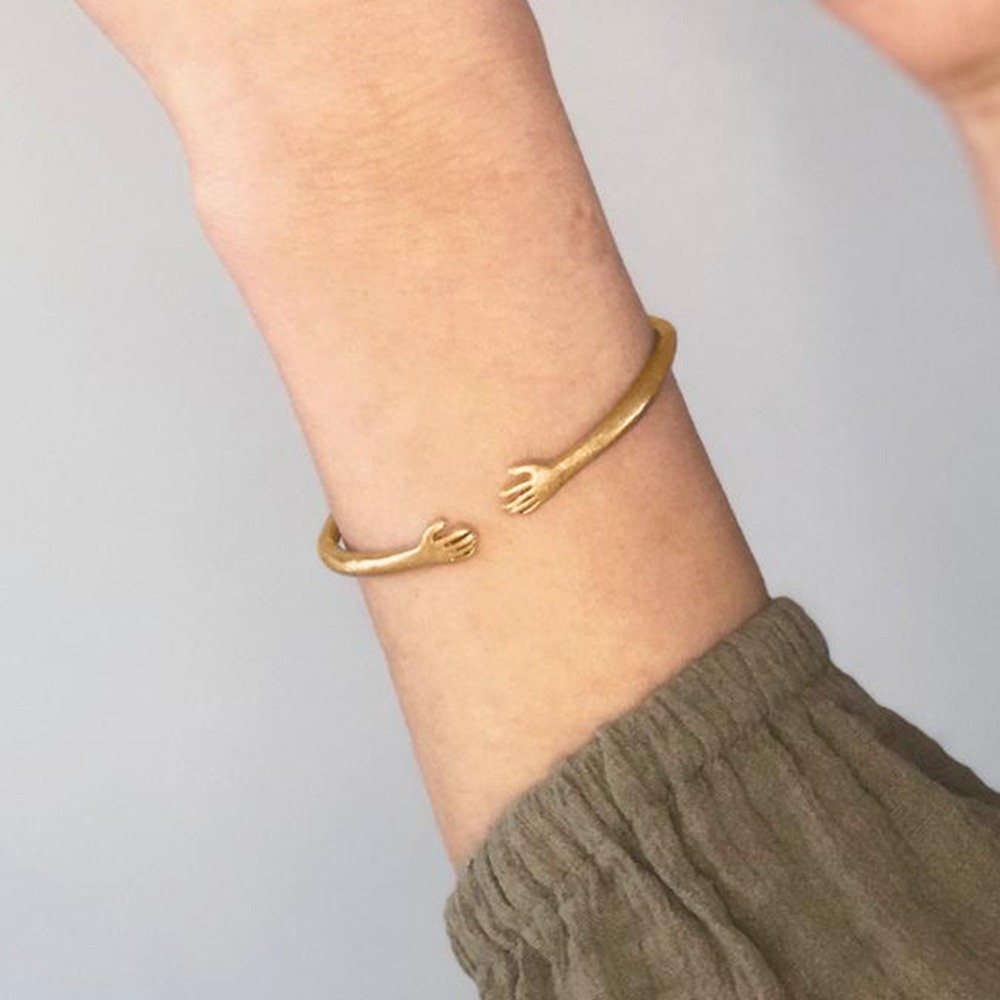 18Kt Yellow Gold Adjustable Hug Hands Women's Bangle Bracelet