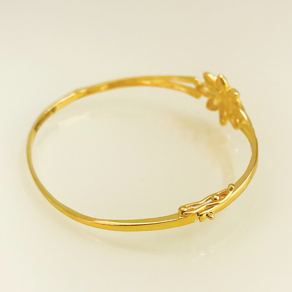 18 Kt Stamped Yellow Gold White Double Flower Women's Bangle Bracelet