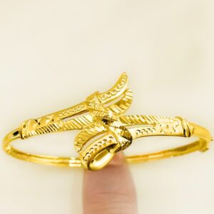 18 Kt Stamped Yellow Gold Designer Openable Women's Bangle Bracelet