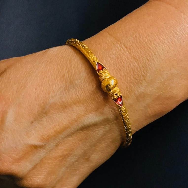 22 kt yellow gold enamelling engraved women bangle bracelet