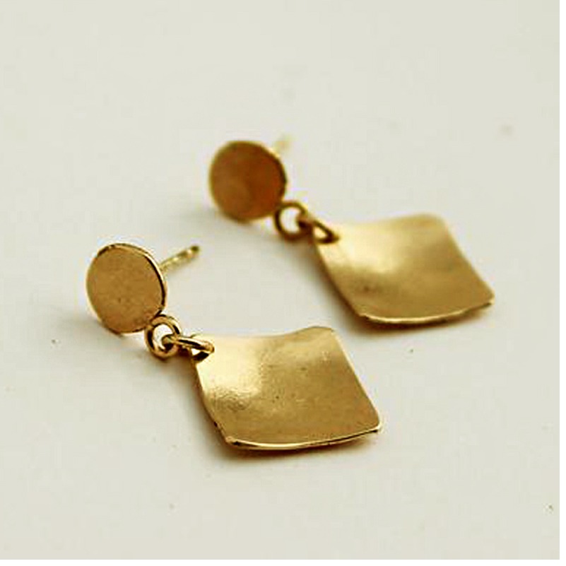 18 kt hallmark yellow gold hammered geometric dangle drop earrings - Image 5