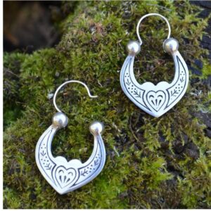 18 kt hallmark stamped white gold women's cossack earrings 12 grams