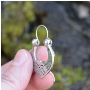 18 kt hallmark stamped white gold women's cossack earrings 12 grams