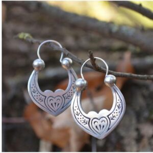 18 kt hallmark stamped white gold women's cossack earrings 12 grams