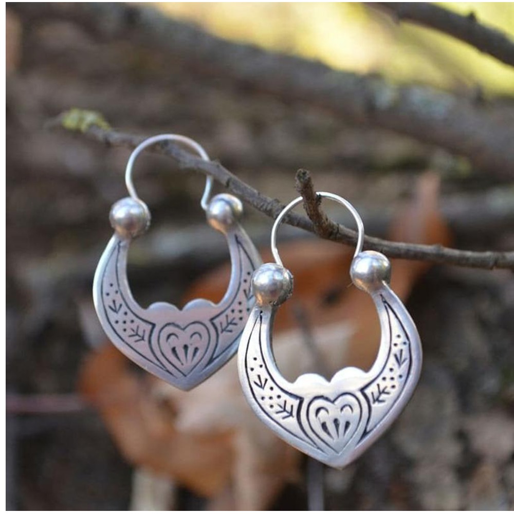 18 kt hallmark stamped white gold women's cossack earrings 12 grams
