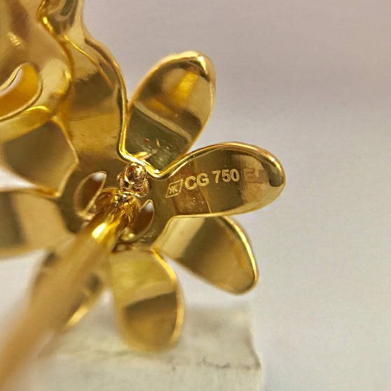 18kt yellow gold wedding wear stud earrings screw back cz