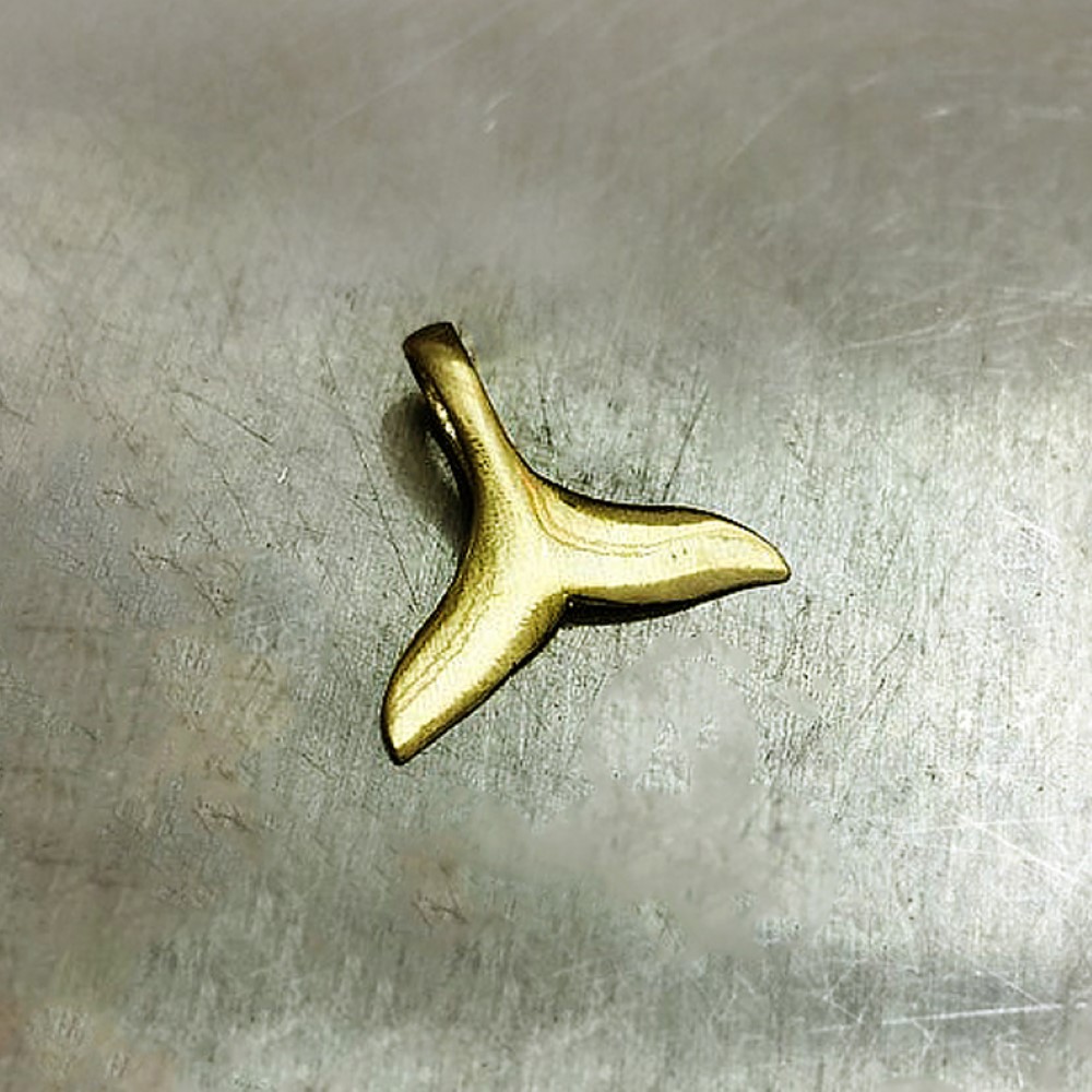 18 Kt Real Solid Yellow Gold Dolphin's Tail Lucky Charmed Chain Necklace Pendant