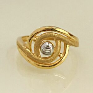 22 Kt   Yellow Gold Engagement Wedding Women'S Finger Ring 3.810 Grams