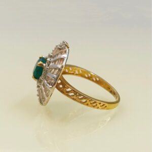 18 Kt   Yellow Gold Engagement Emerald CZ Women'S Finger Ring 5.130 Gm