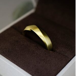 18 Kt Yellow Heavy Gold Twist & Shout Mobius Wedding Band Men'S Ring