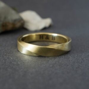 18 Kt Yellow Heavy Gold Twist & Shout Mobius Wedding Band Men'S Ring