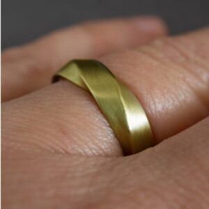 18 Kt Yellow Heavy Gold Twist & Shout Mobius Wedding Band Men'S Ring