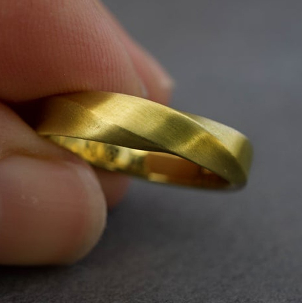 18 Kt   Yellow Heavy Gold Twist & Shout Mobius Wedding Band Men'S Ring