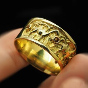 18 Kt Yellow Gold Camel Caravan With Wealth Men'S Ring Size 8-11
