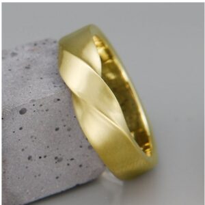 22 Kt Hallmark Yellow Gold Mobius Wedding Band Men'S Ring Size 8-10