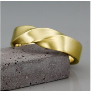 22 Kt Hallmark Yellow Gold Mobius Wedding Band Men'S Ring Size 8-10