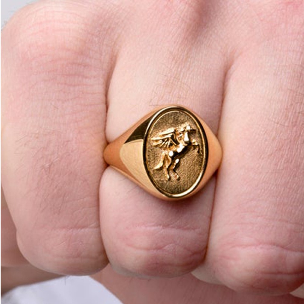 22 Kt   Yellow Gold Medieval Pegasus Crest Horse Men'S Ring Size 8-10