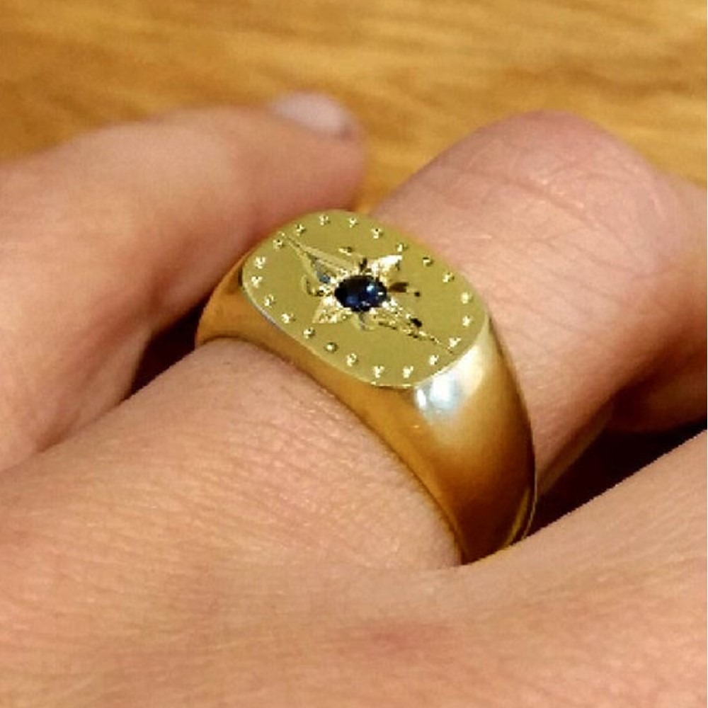 22 Kt   Yellow Gold Sapphire Fleur De Lis Men'S Signet Ring Size 8-10