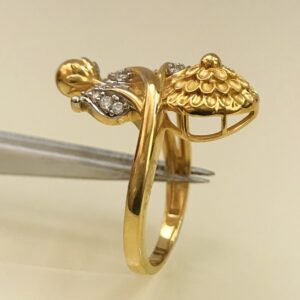 22 Kt   Yellow Gold Engagement Wedding CZ Women'S Finger Ring 5.280 Gm