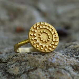 18 Kt Hallmark   Yellow Gold Textured Triangles Women Ring Size 6-9