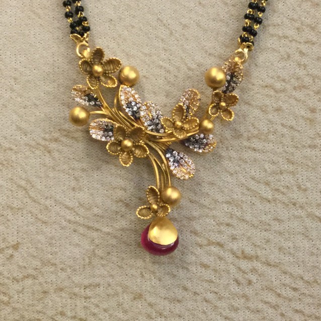 916 Gold Antique Leaf Design Pendant