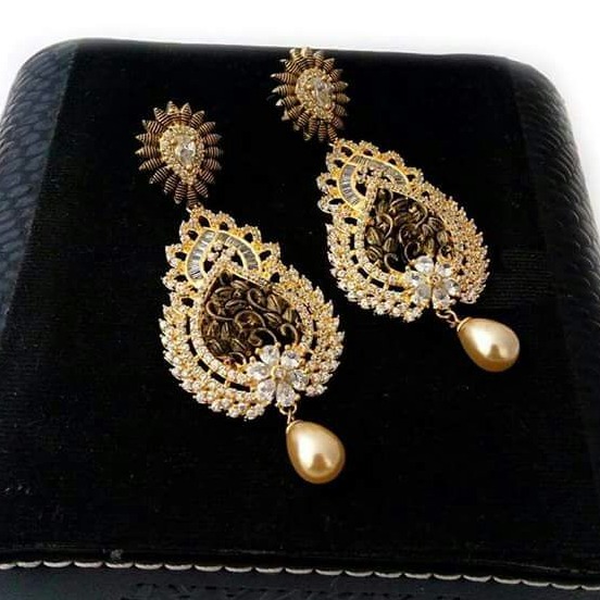 22 Kt 916 Gold  Cz Earrings For Ladies