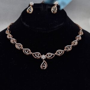 Motif pattern necklace