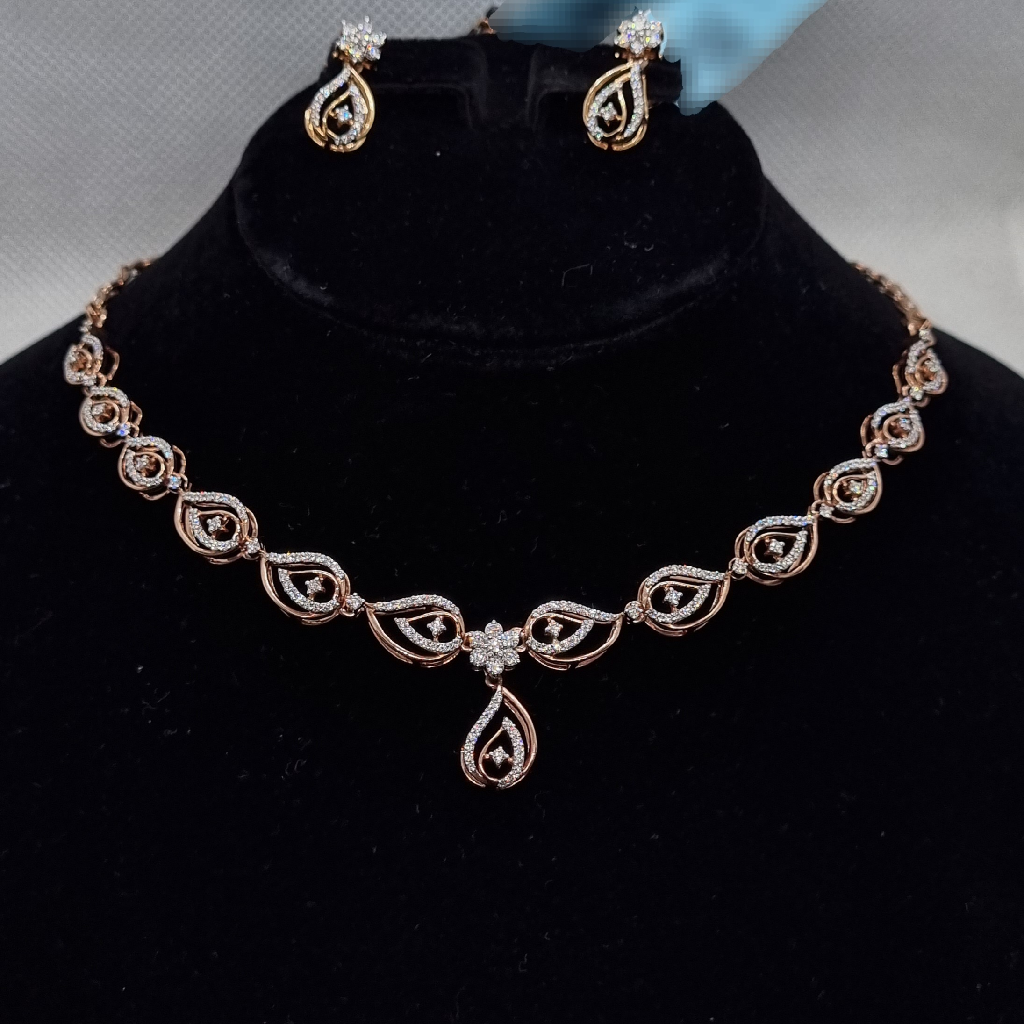 Motif pattern necklace