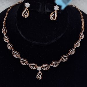 Motif pattern necklace