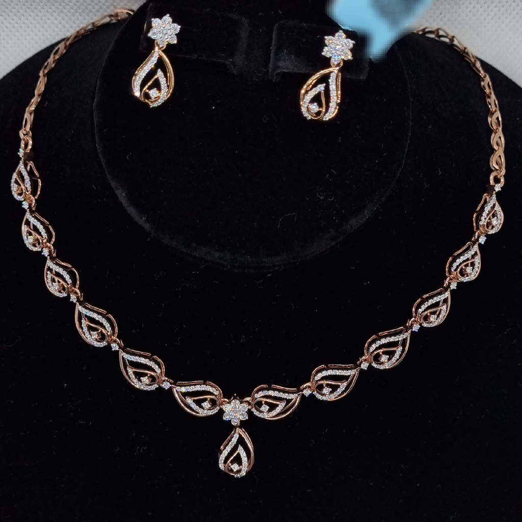 Motif pattern necklace