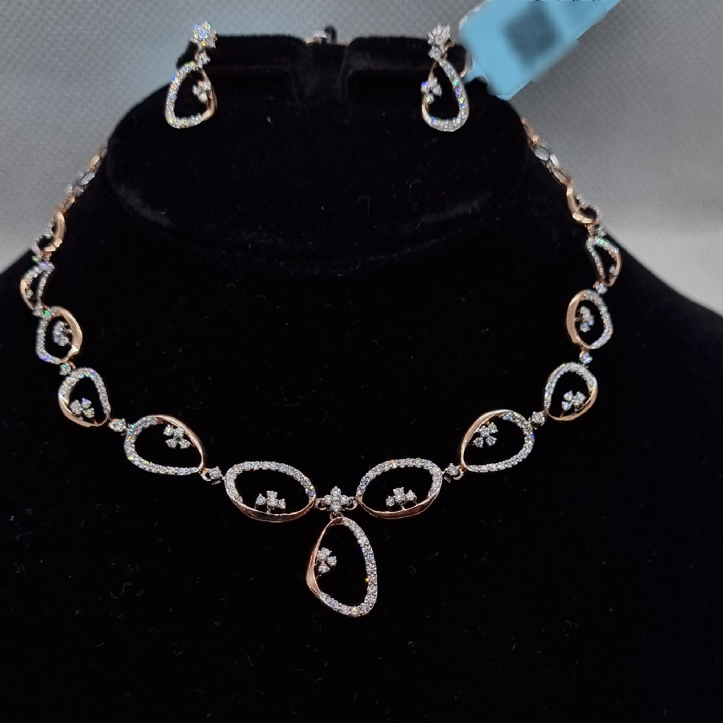 Twisted motif necklace