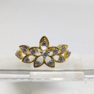 22K engagement spacial diamond ring