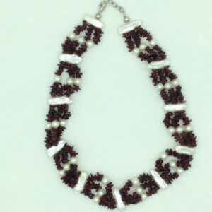 Freshwater white baroqur pearls and garnets necklace jpm0453