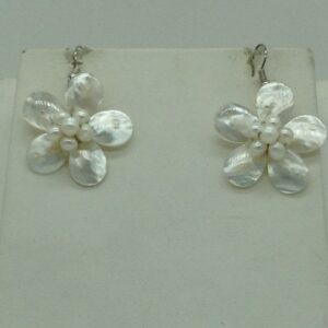 Freshwater white oval pearls and mop flowers necklace set jpp1061