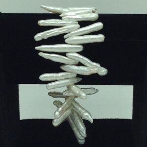 White Kaadi Baroque Pearls Bracelet JBG0185