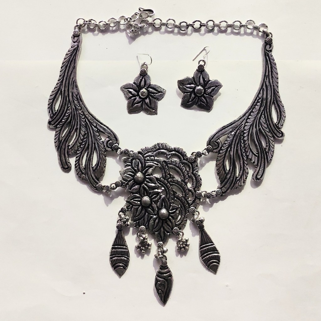 SILVER NECKLACE