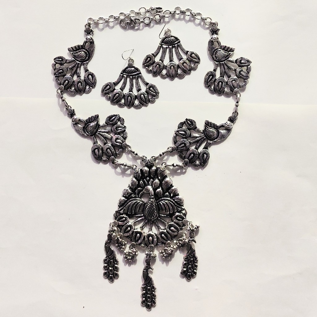 SILVER NECKLACE