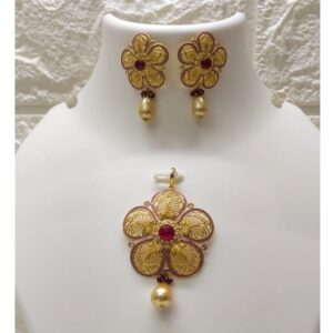 Gold light weight flower shaped pendant set