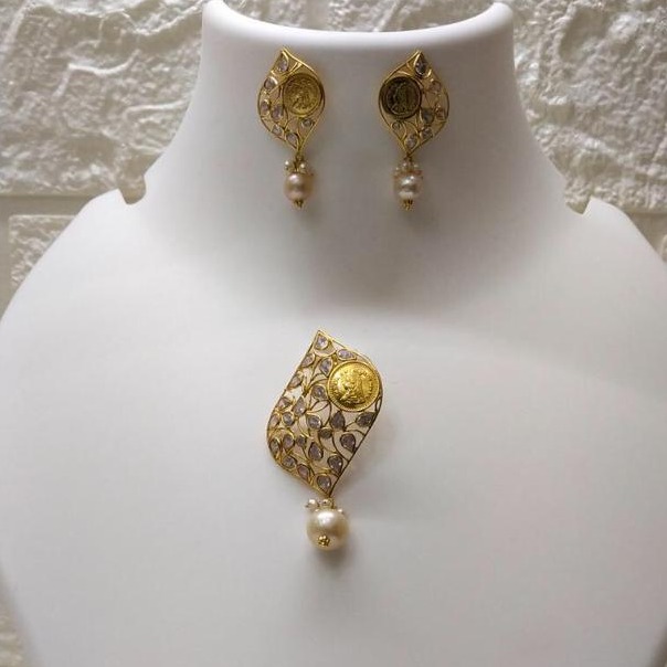 18k Gold light weight coin pendant set