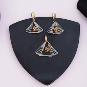 Gold Elegant Design Pendant Set