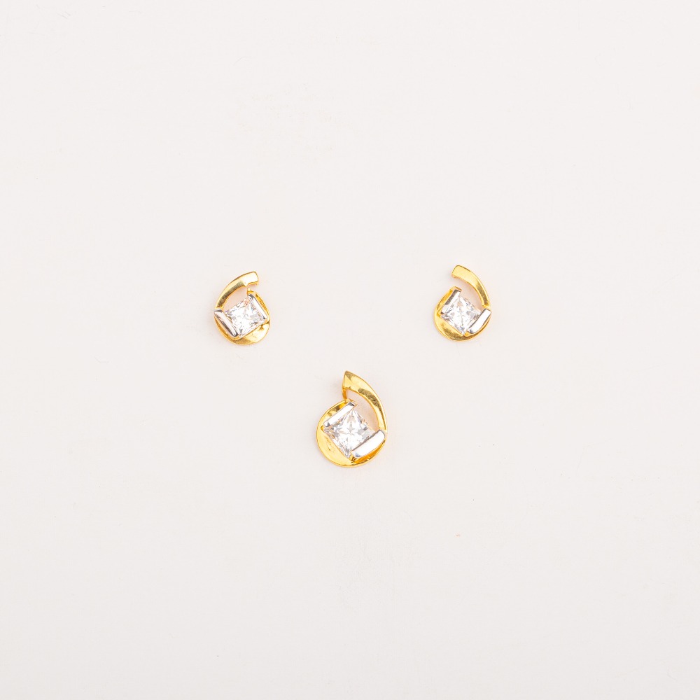Fancy 18kt Gold Pendant Set