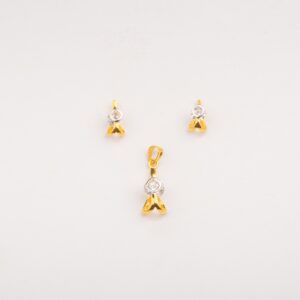 Stylish 18ct Stone Studded Pendant Set