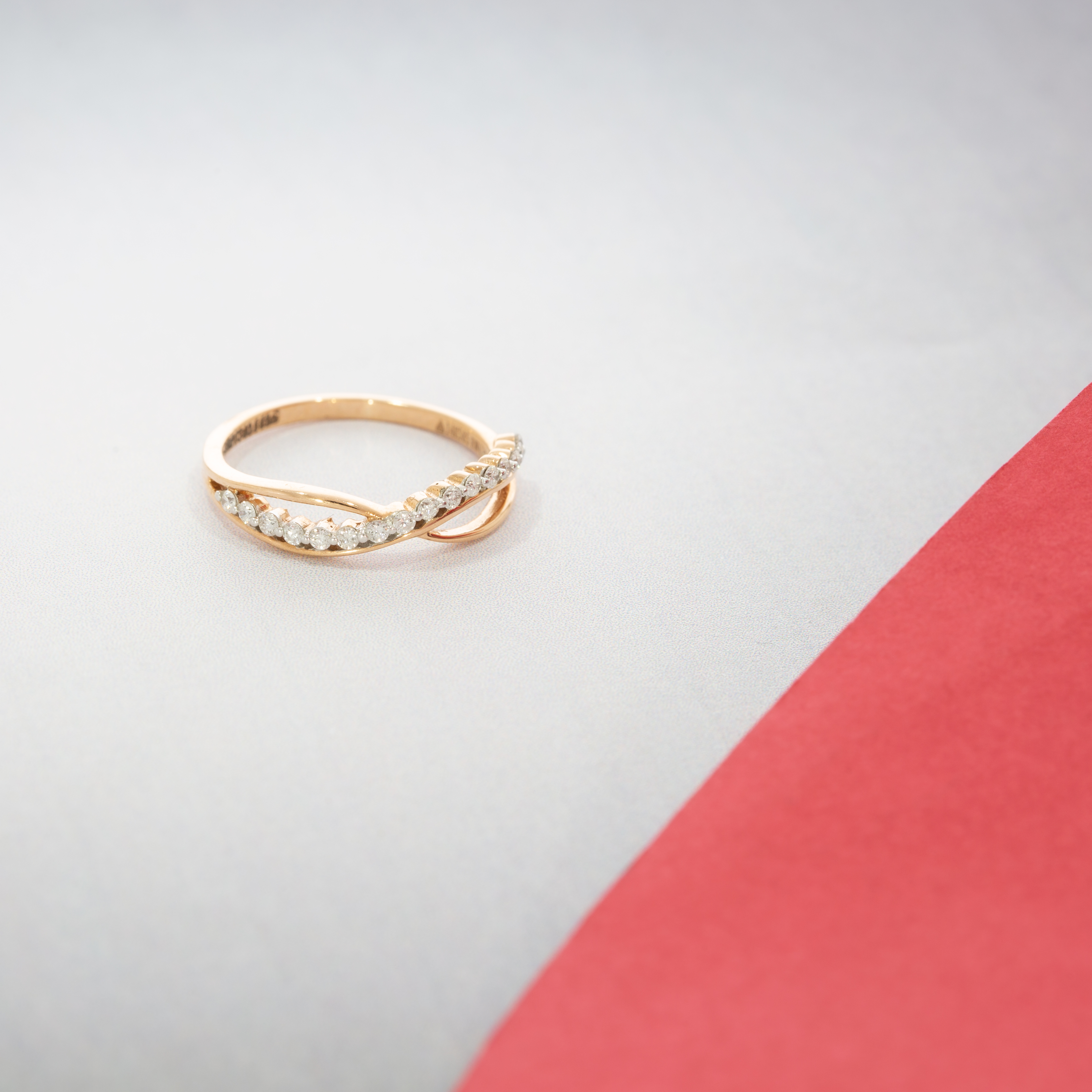 Rosegold Diamond Ring in Criss Cross Pattern