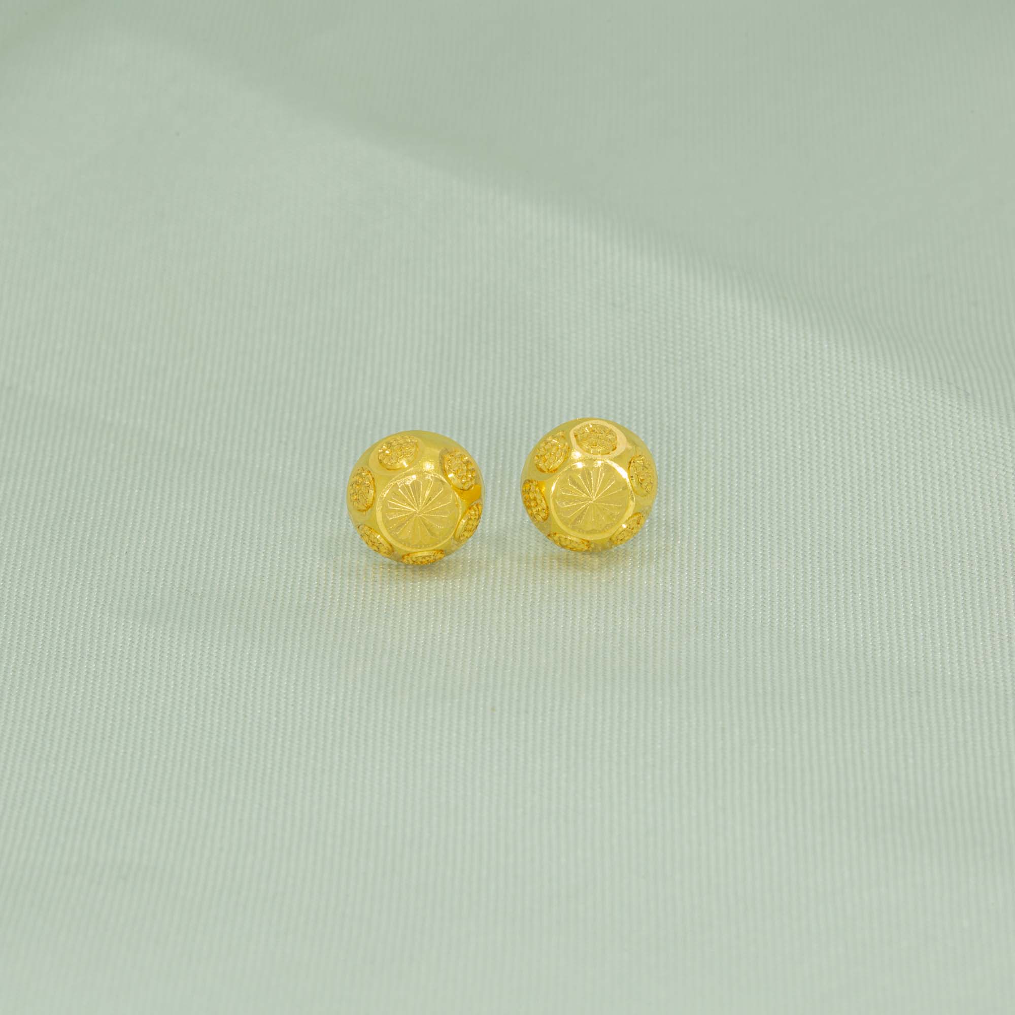 Round 22kt Gold Studs Design