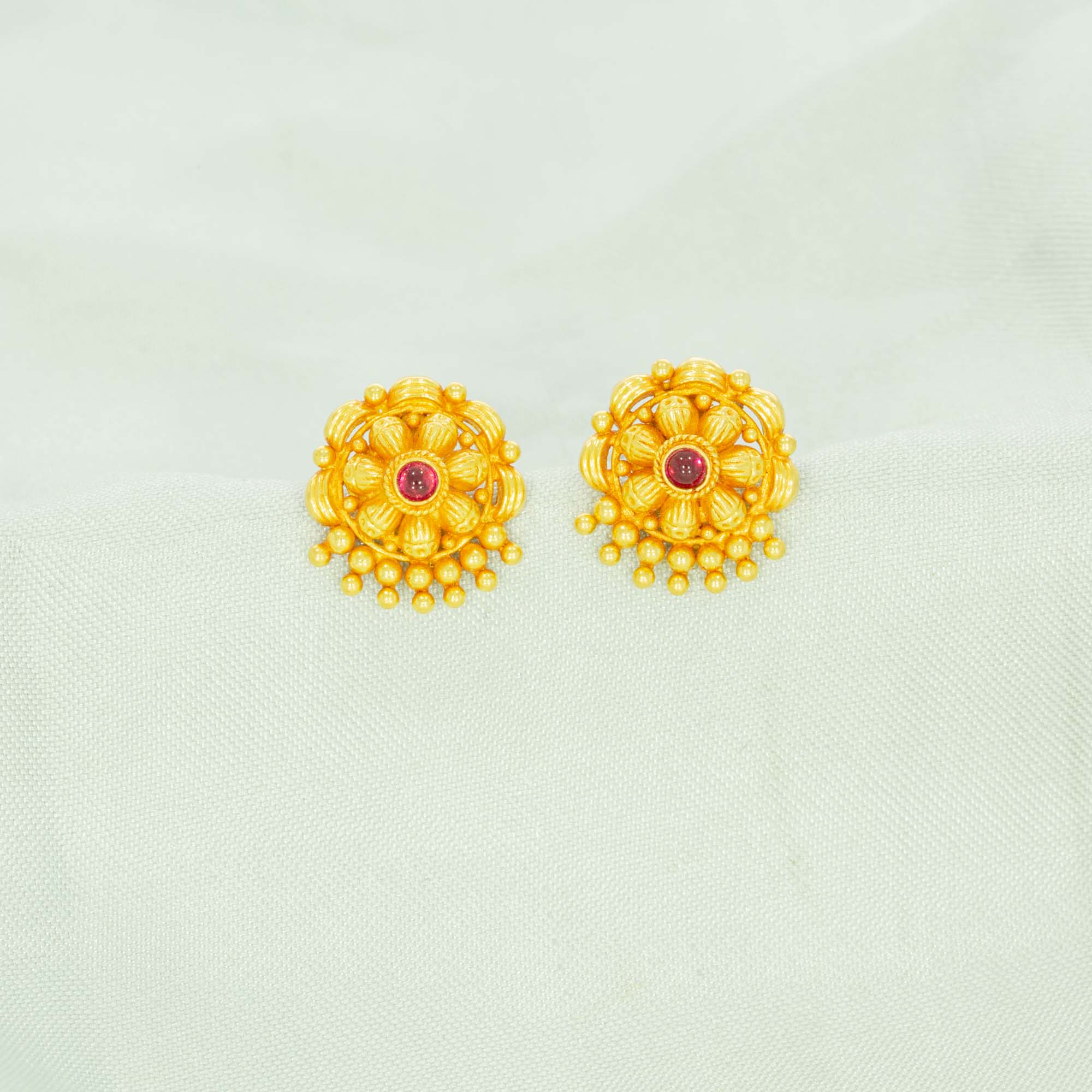 Exquisite 22kt Gold Ear Studs