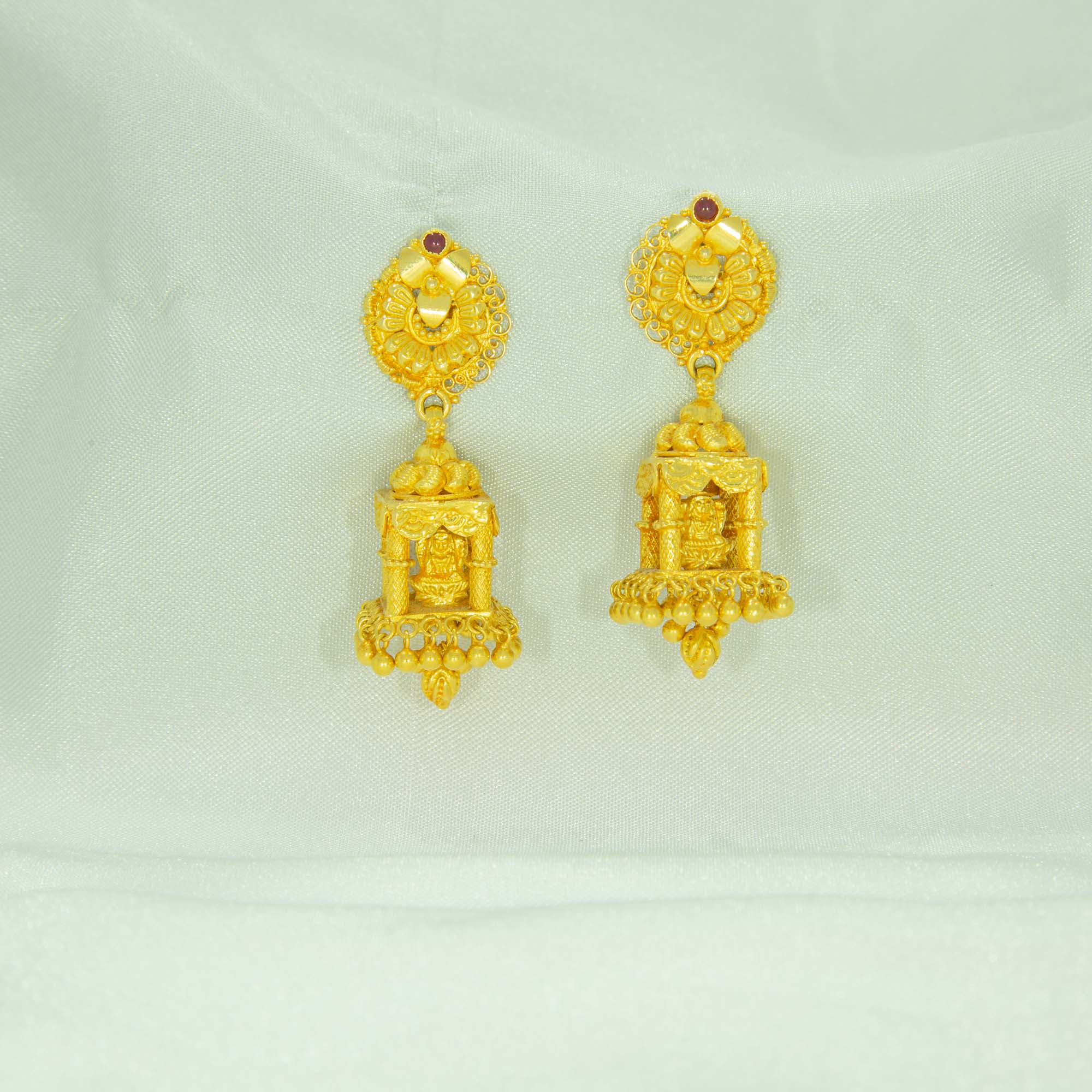 Entracncing 22kt gold jhumka